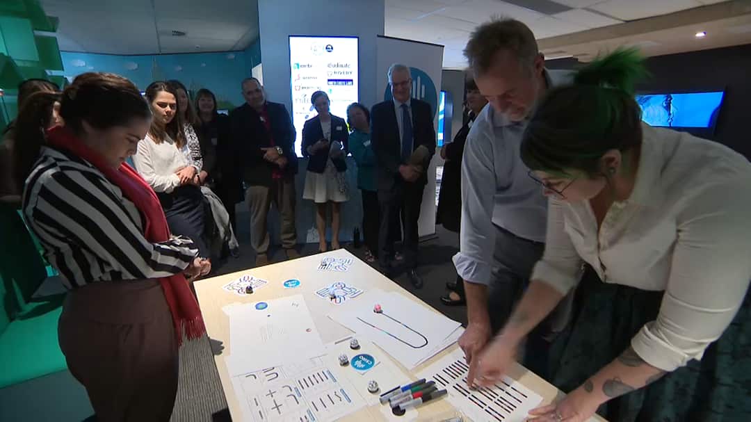 Ms Noon teaches Indigenous Affairs Minister Nigel Scullion how to code at the CSIRO in Sydney.