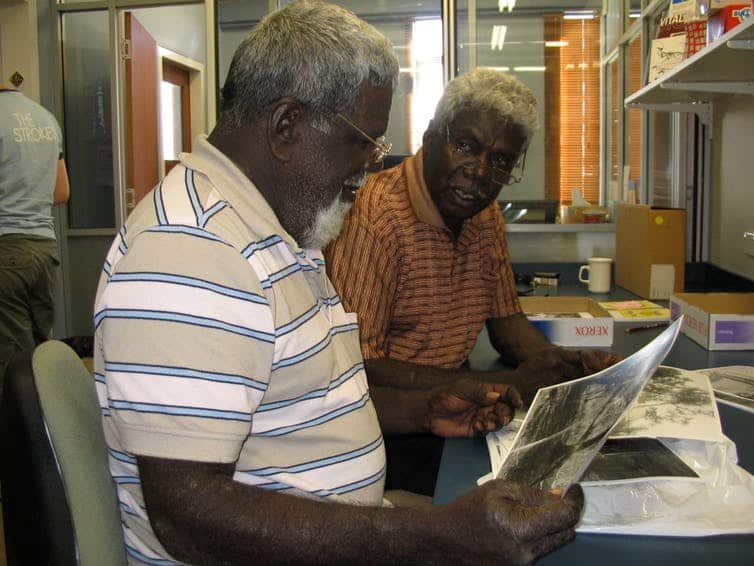 Gumbula working with his brother, Milaypuma Gaykamaŋu