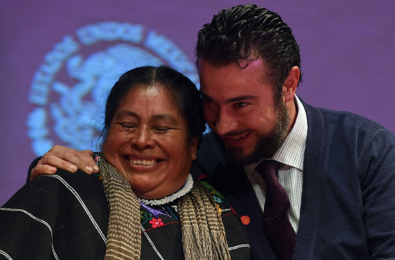 Hnahnu indigenous women Jacinta Francisco (L) jokes with the director of Miguel Agustin Pro Juarez Human Rights Centre Mario Patron during the public apology.