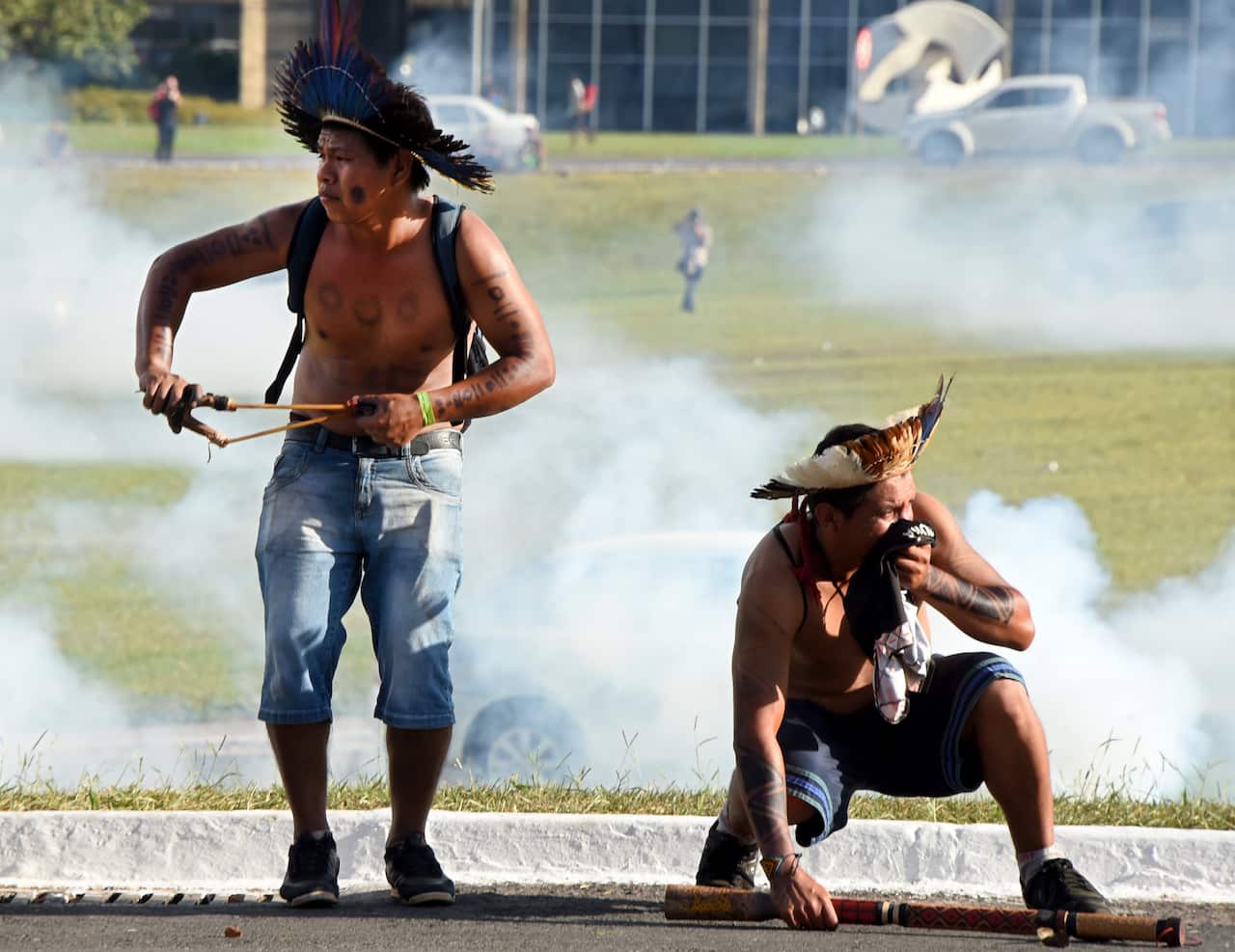 Brazilian indigenous men clash with police during the annual march for their rights, in Brasilia, on April 25, 2017.