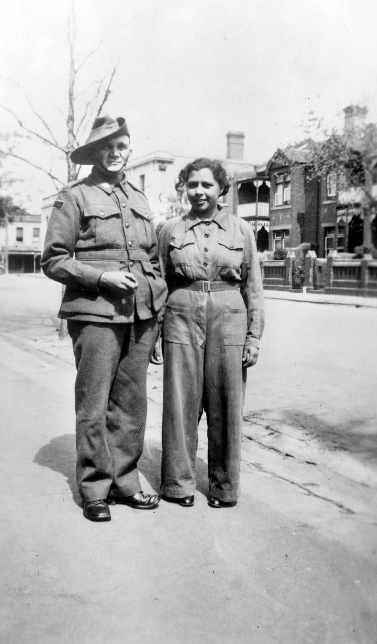 Private Samuel Lovett, 2/5th Battalion, is seen with niece, Aircraftwoman Alice Lovett, Womens Auxiliary Australian Air Force