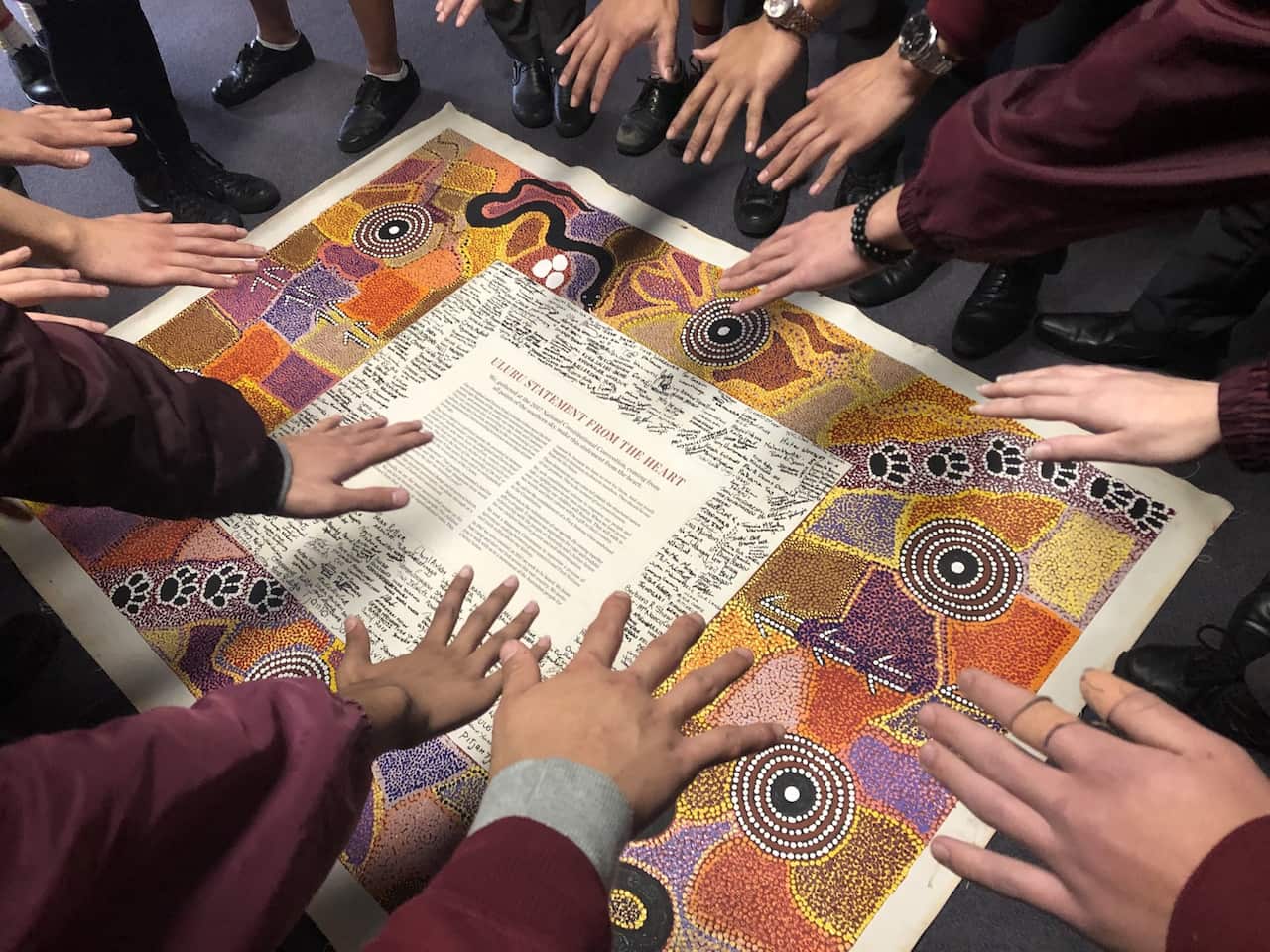 uluru_hands.jpg