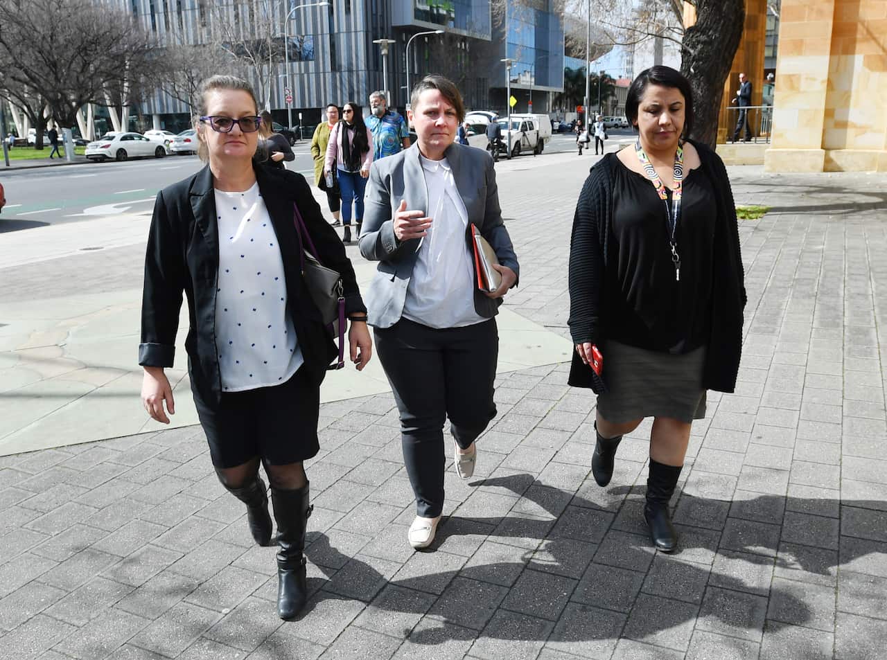 Mother of Wayne Morrison, Caroline Andersen (centre) is seen outside the Magistrates court in Adelaide, Tuesday August 28, 2018.  (AAP Image/David Mariuz)