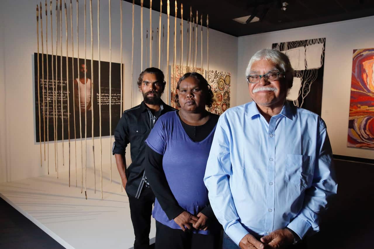 2017 Telstra National Aboriginal and Torres Strait Islander Art Awards winners, (L-R) Anwar Young, Unrupa Rhonda Dick and Frank Young, with their work “Kulata Tjuta – Wati kulunypa (Many spears – Young fella story)”.