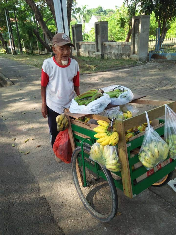 Banana seller Mr Suratman was robbed of his savings.
