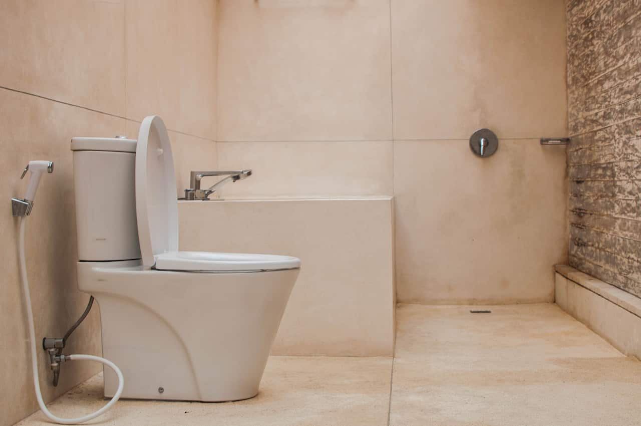 An old-fashioned design of a modern bathroom