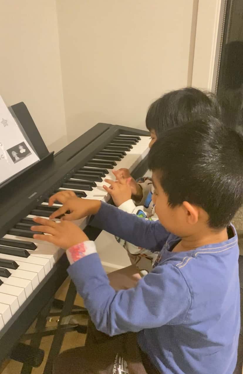 Writer Angie Cui's kids playing with their new digital piano.