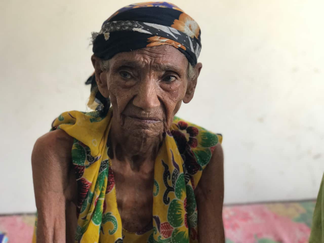 Alawiya Mohammed Maree is over 100 years old. She lives in an unused building, or collective centre, hosting multiple families in Hudaydah City in Yemen. Alawiya and her family were displaced after a bomb destroyed their family home.