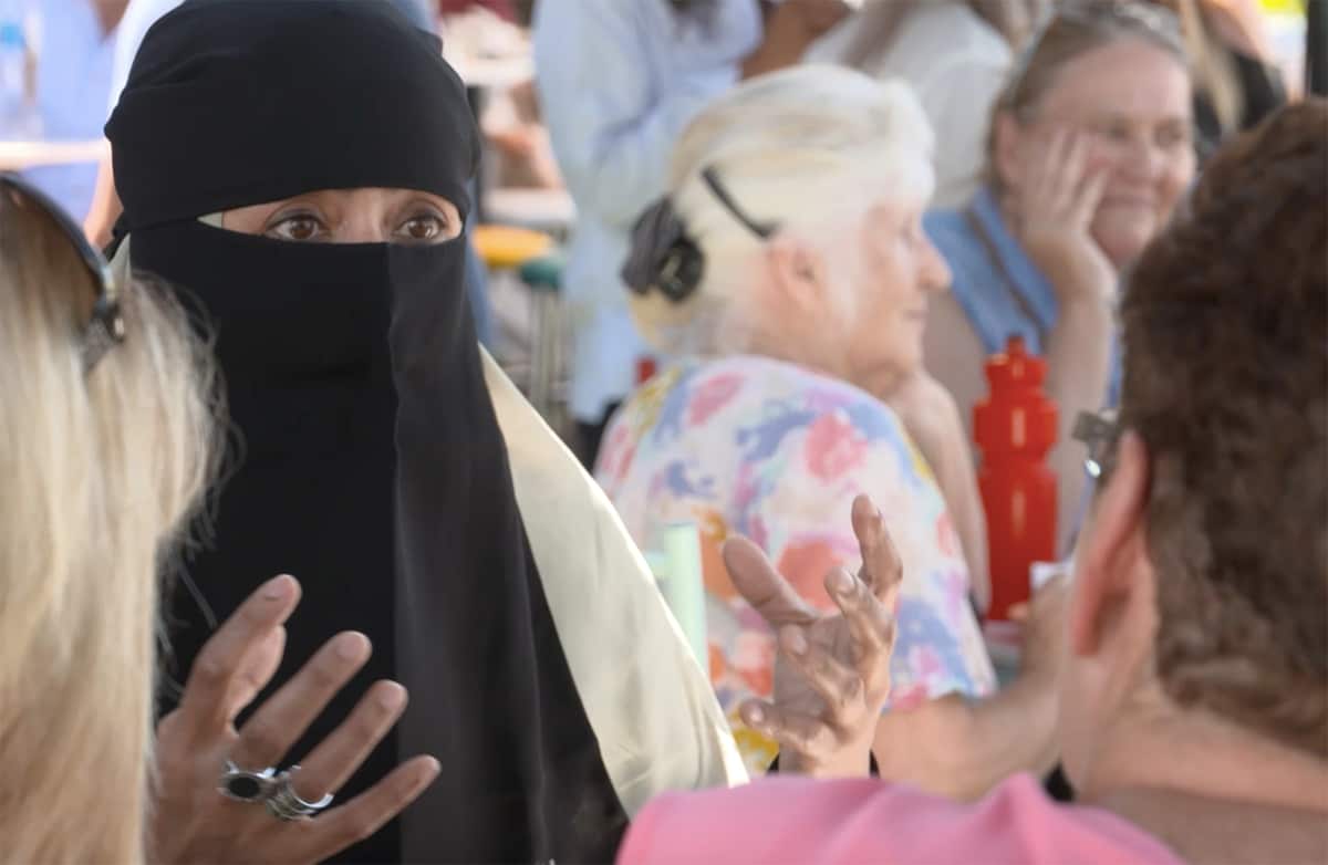Shepparton locals partake in a spot of speed-dating a Muslim to deepen their understanding of the faith.