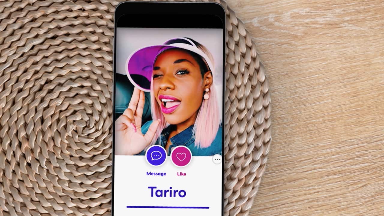 The Swiping Game - season 3, Tari