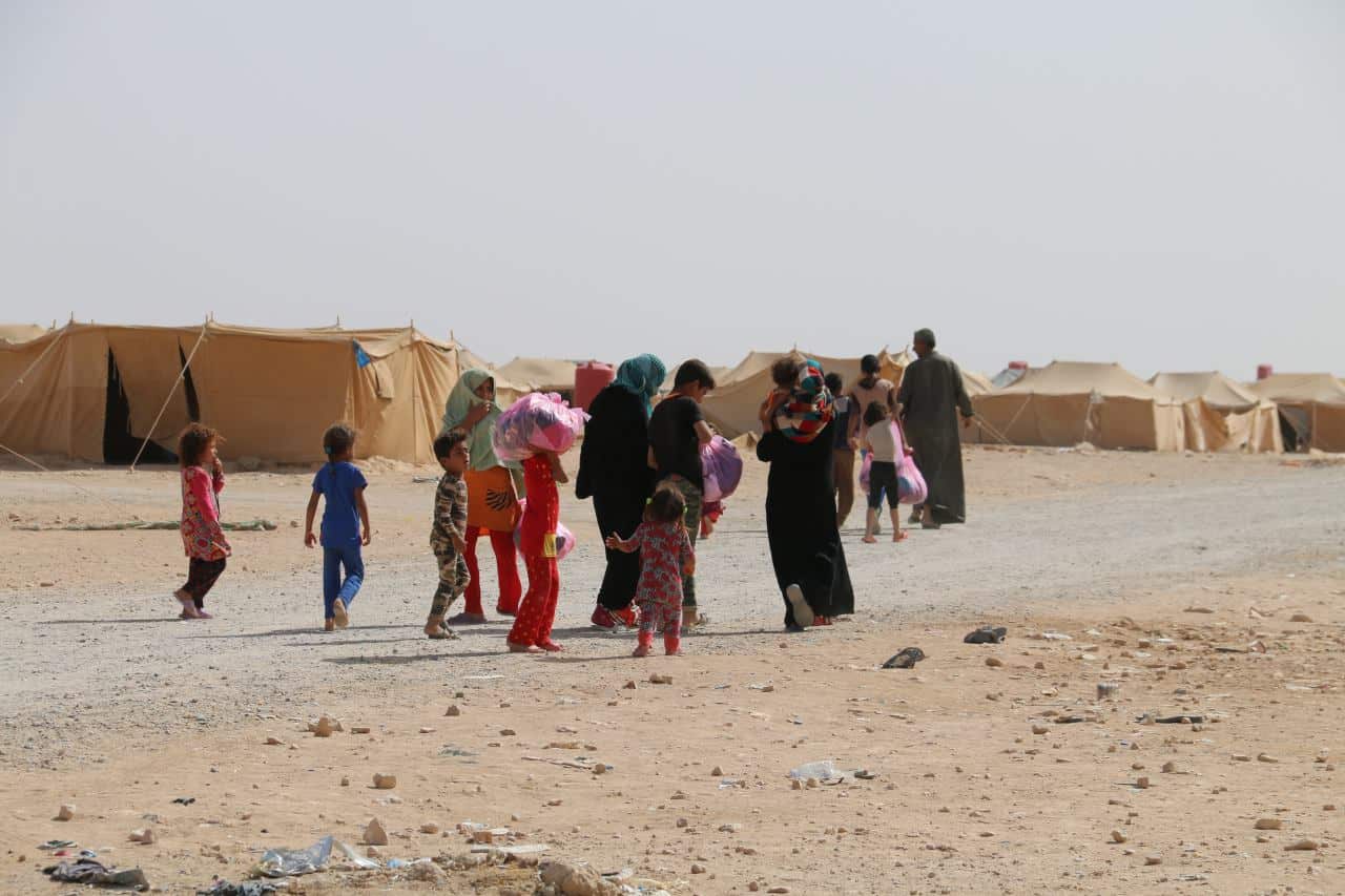 Distributions in Mosul: Women and children trapped at the front lines receive food and clothing from HERA. 