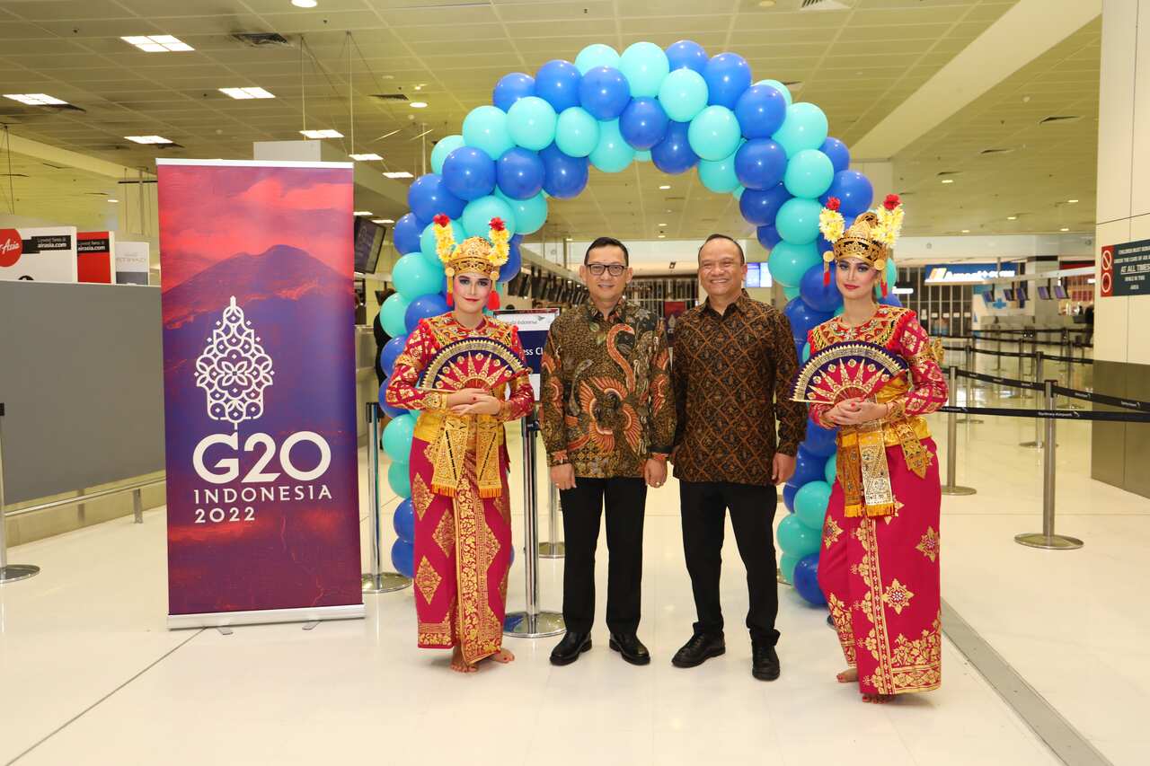 Senior Manager of Garuda Indonesia for Southwest Pacific region, Mr I Nyoman Sunia Sanjaya (2nd from R), alongside Consul General Vedi Kurnia Buana.