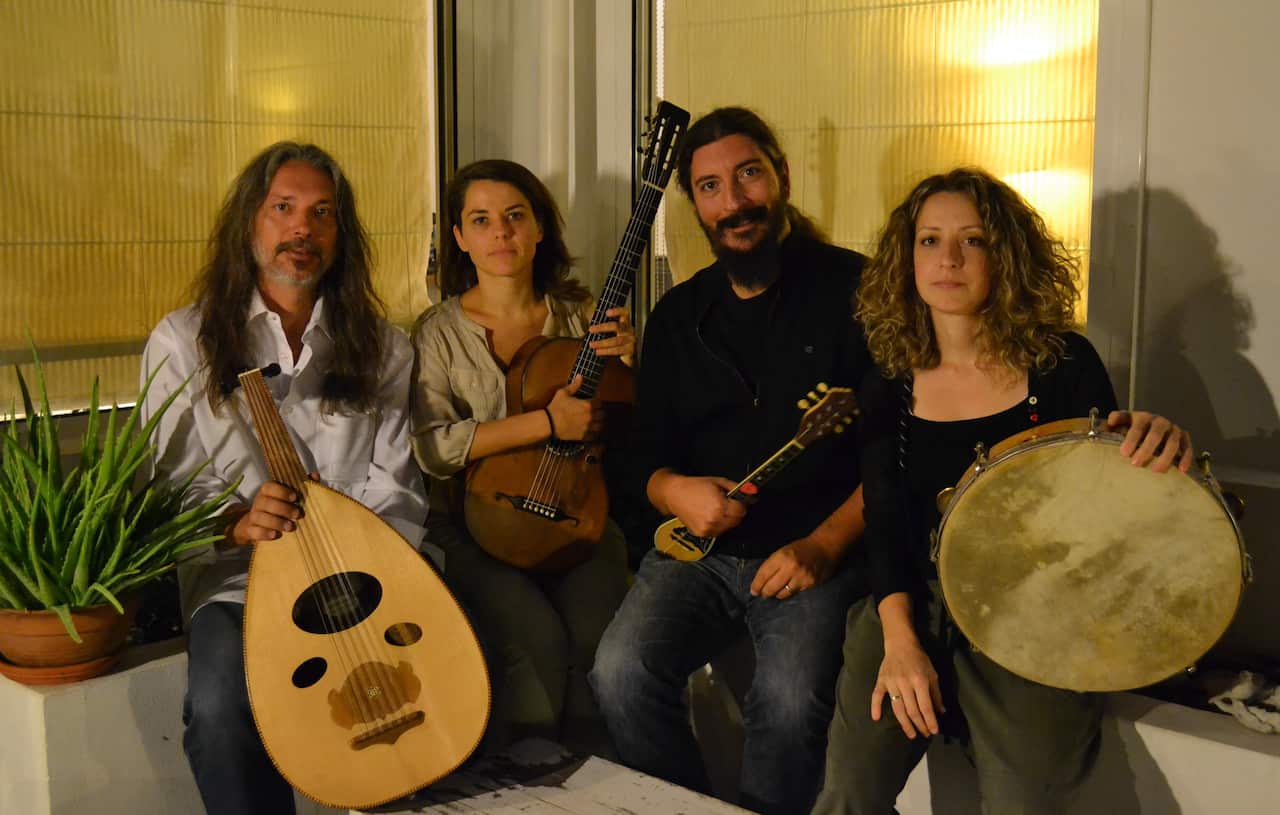 H Eύα Ξένου με συνεργάτες μουσικούς .