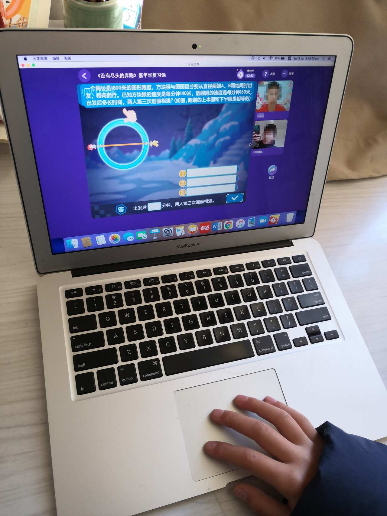 一名學生正與導師一對一上課的情況。