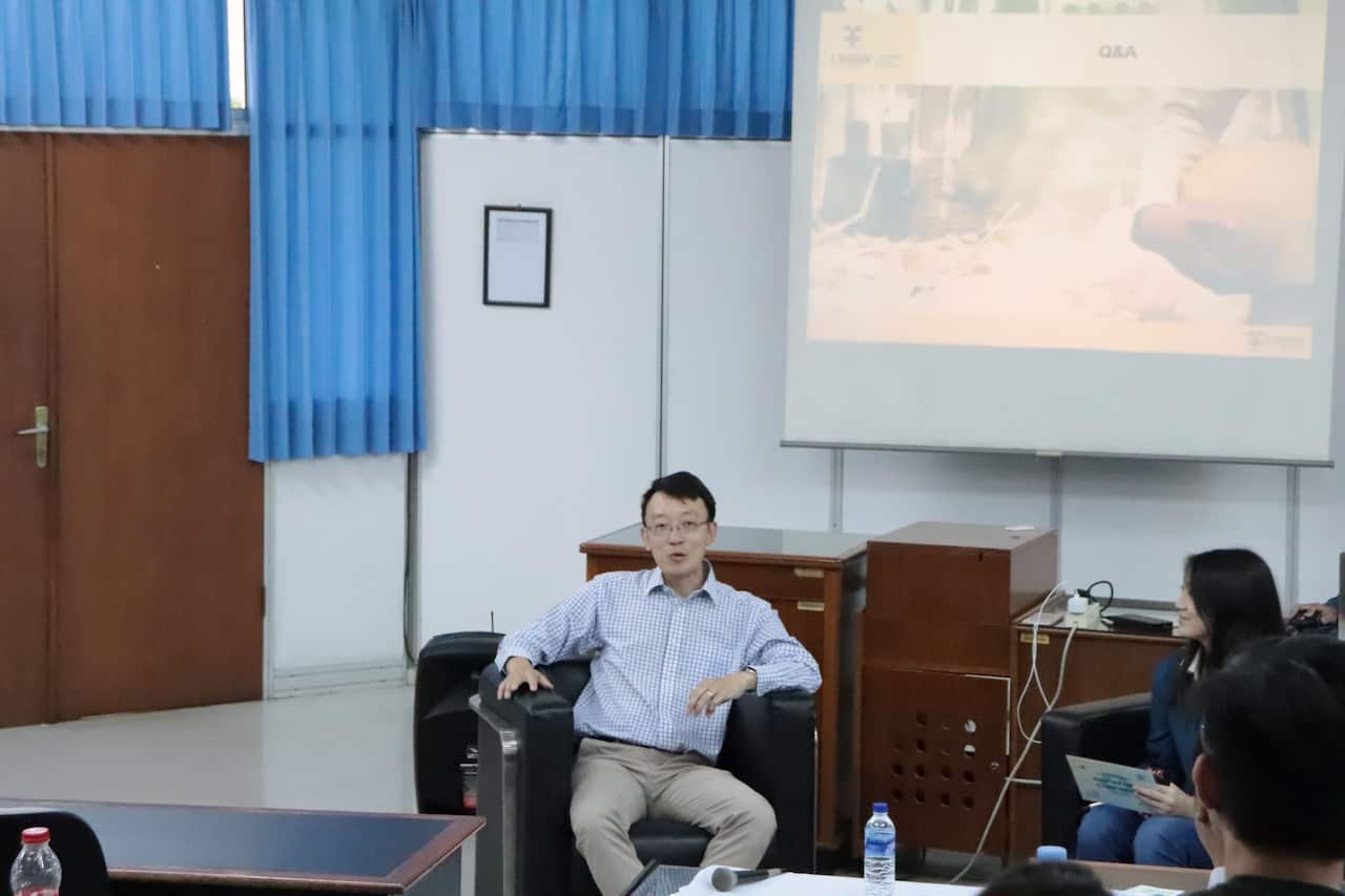 Prof Riza Yosia Sunindijo, gives a guest lecture at Petra Christina University in Surabaya, Jan 2020.  