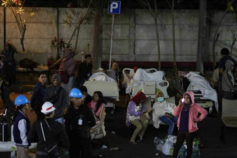 Hospital patients are moved outside of the hospital building after an earthquake in Lombok, West Nusa Tenggara, Indonesia, 05 August 2018. 