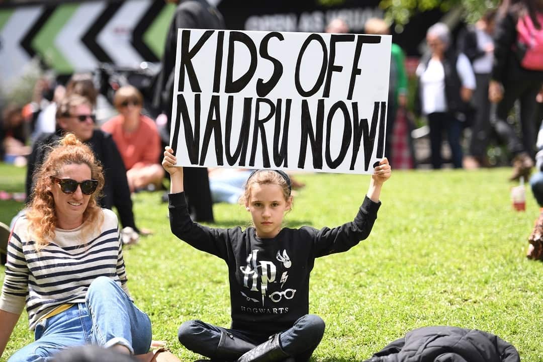 Adultos y niños protestan en las calles para que se ponga fin a las detenciones de solicitantes de asilo fuera de Australia.