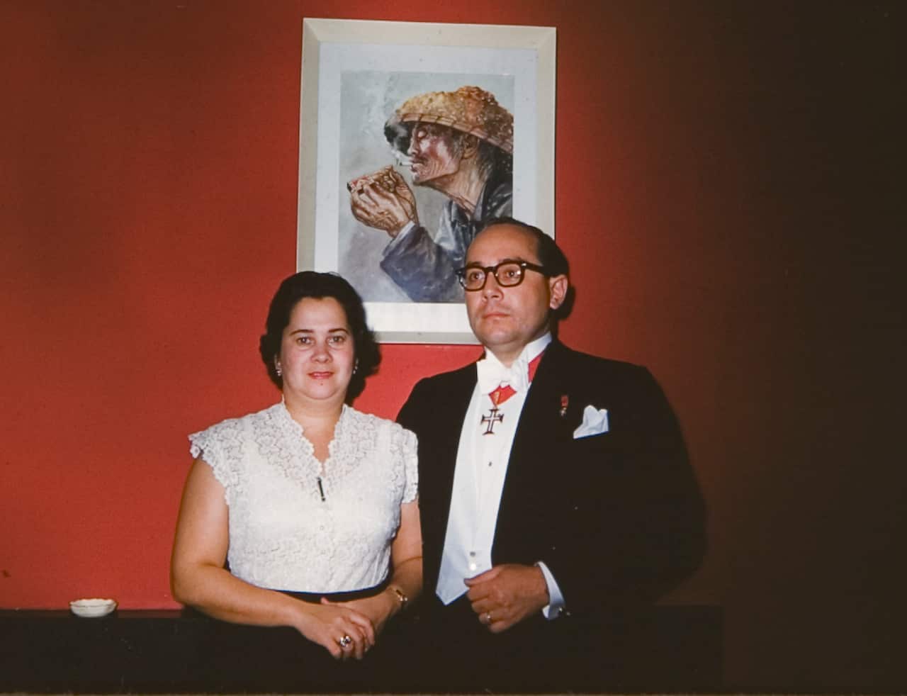 Fernando com a sua condecoração de Cavaleiro Português à lapela, antes de ir a uma recepção diplomática em Hong Kong, em 1956, com a sua esposa Maria Fernanda