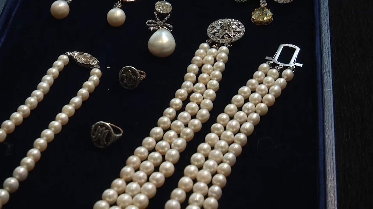 เครื่องประดับของพระนางมารี อ็องตัวแน็ต (Marie Antoinette) ที่ถูกนำออกประมูล (AAP)