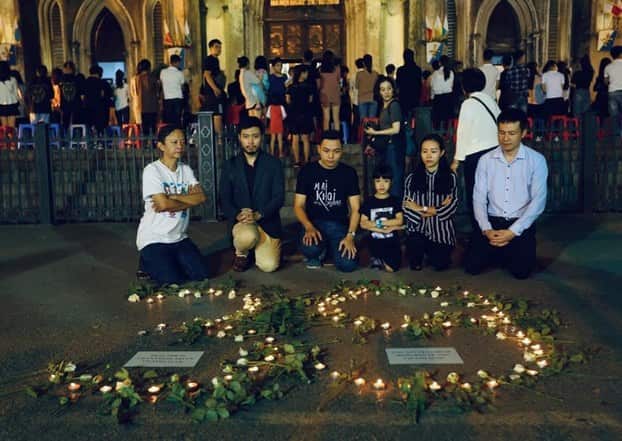 candlelight vigil in Hanoi to support 39 people lost their lives in a truck in the UK