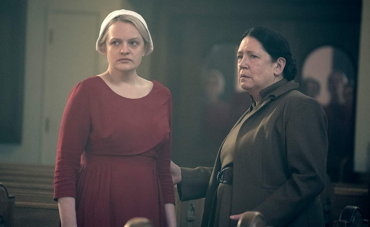 Offred (Elisabeth Moss) and Aunt Lydia (Ann Dowd), shown in Handmaid's Tale. 