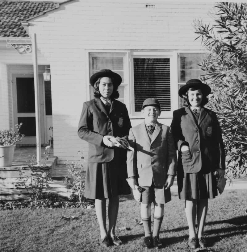 Camberra, 1963: Margarida, Isabel e João de Menezes preparados para irem para a escola australiana
