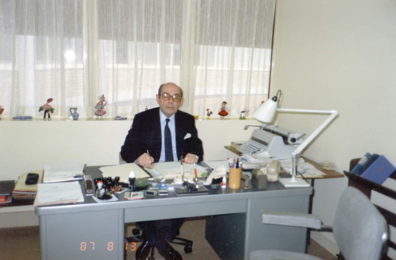 Camberra, 1987: Fernando atrás de sua secretária na Embaixada de Portugal em Camberra, no seu último dia de trabalho para a comunidade portuguesa na Austrália