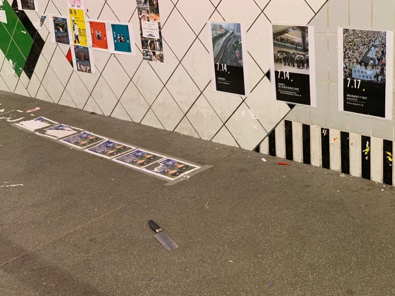 A kitchen knife was found on floor.