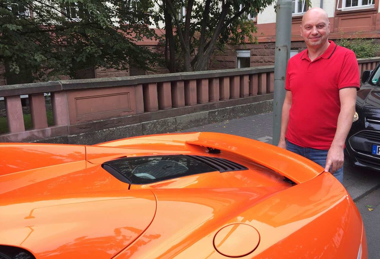 Markus Zahn neben seinem Sportwagen in Gießen am 28. September 2017