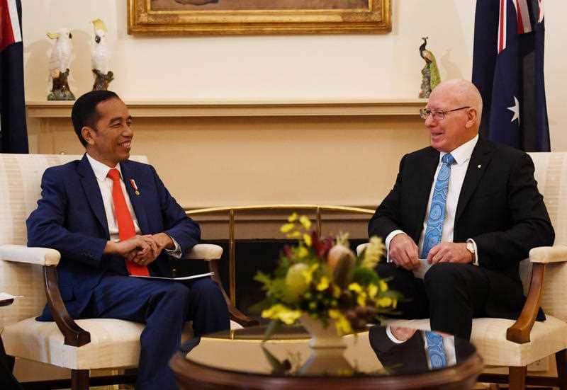 Australian Governor-General David Hurley (right) and Indonesian President Joko Widodo (left)