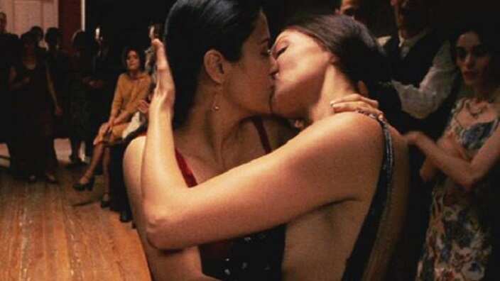 Salma Hayek and Ashley Judd kiss in Frida.