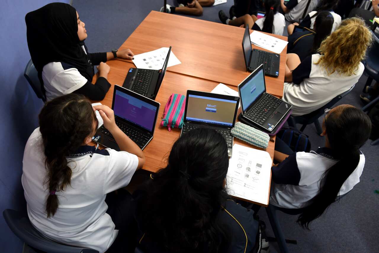 Students attend a class at Alexandria Park Community School in Sydney on Wednesday, May 4, 2016. (AAP Image/Paul Miller) NO ARCHIVING