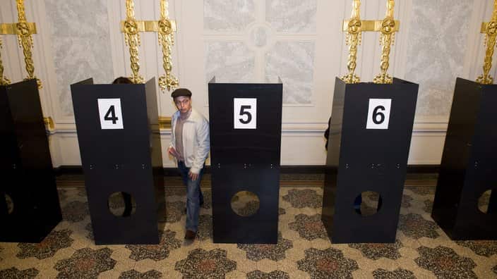 Wie dieser Wähler 2013 in ein Wahllokal in Berlin gehen - das können Auslands-Deutsche klarerweise nicht