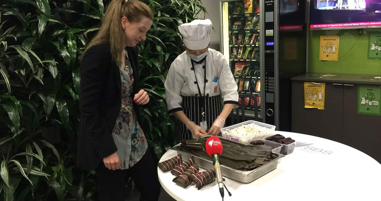 sbs员工向上海天同贝大姐学习粽子包法