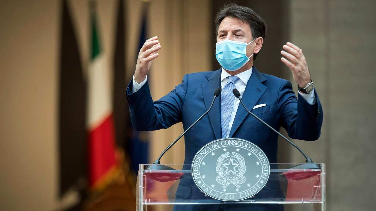 Un'immagine del Premier Conte durante la conferenza stampa nella quale domenica ha annunciato i contenuti del nuovo DPCM
