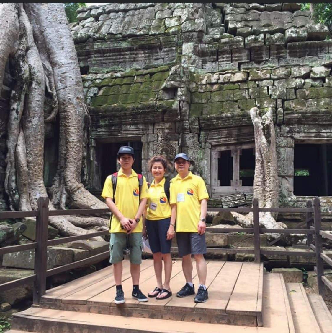 Bs William Trịnh và vợ con trong một chuyến đi mổ mắt với AHHA ở Campuchia