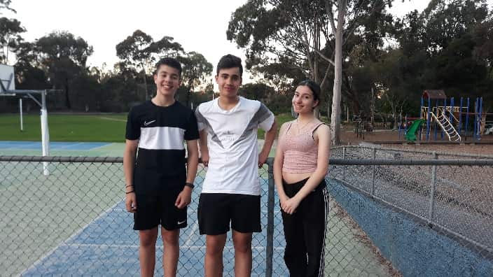 H Ευαγγελία, o Μηνάς και ο Θωμάς, που παίρνουν μέρος στην παράσταση μίλησαν στο SBS Greek. 