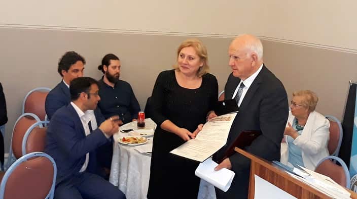 H προεδρεύουσα του Αυστραλιανού Ινστιτούτου Μακεδονικών Σπουδών, πανεπιστημιακός Ελένη Καλαμπούκα με τον Παναγιώτη Λιβεριάδη. 