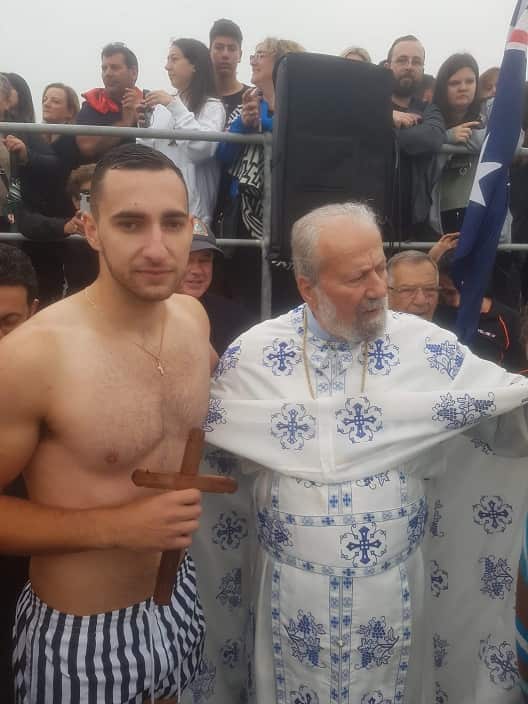 O Mάθιου Παπαδημητρίου με τον πάτερ Ελευθέριο Τάτση. 