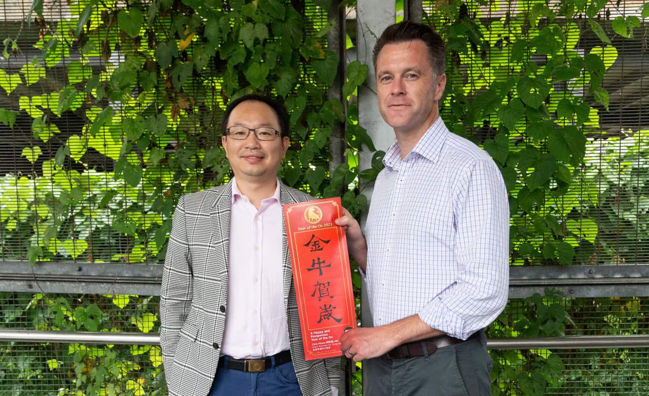 获得这次挥春比赛冠军的汤佳辰先生（左）和新州州议员Chris Minns（右）