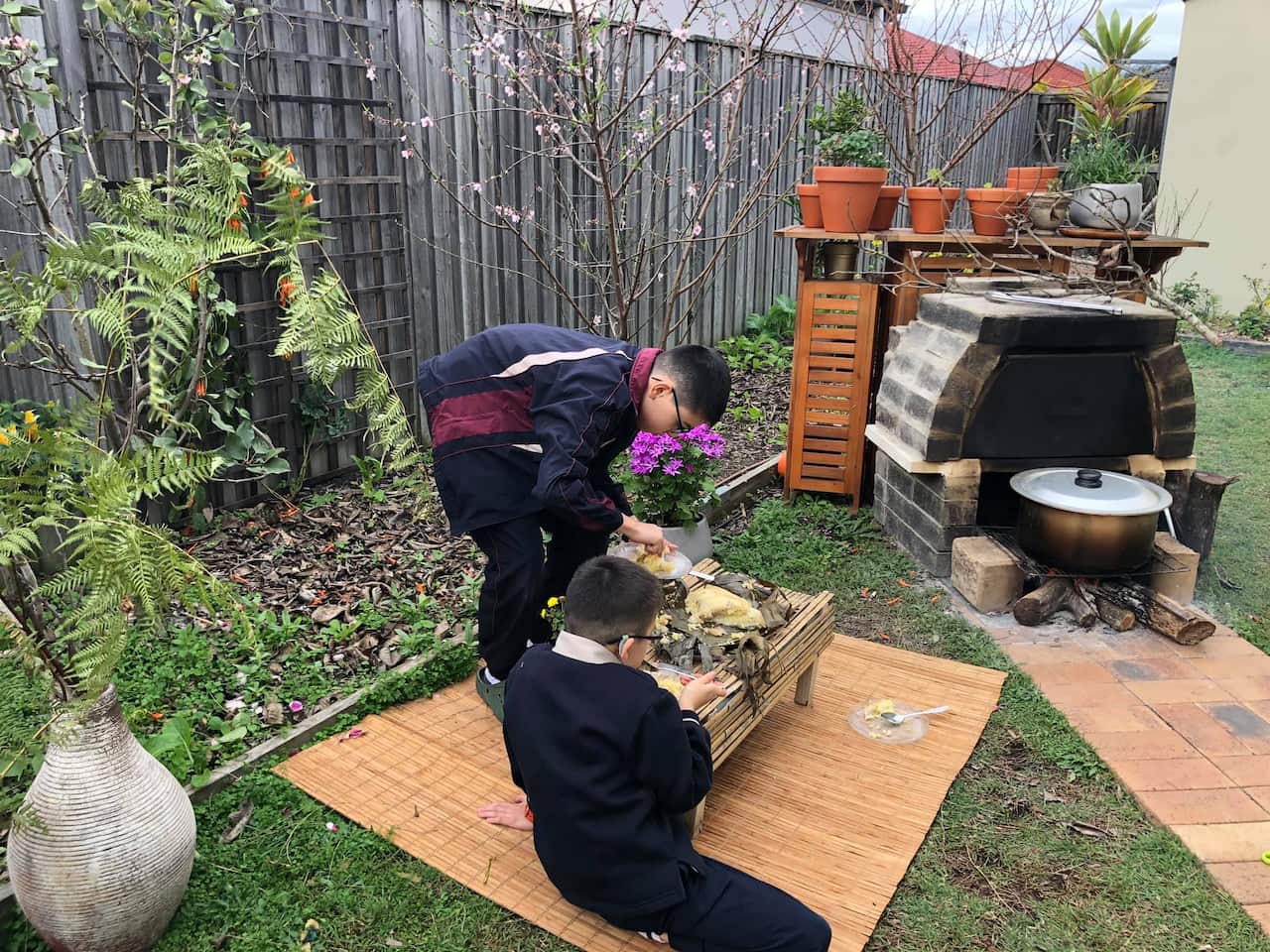 Với các con, bánh chưng là món ăn ngon nhất, có bánh chưng là có Tết. Đi học về đã có sẵn nồi bánh của mẹ.