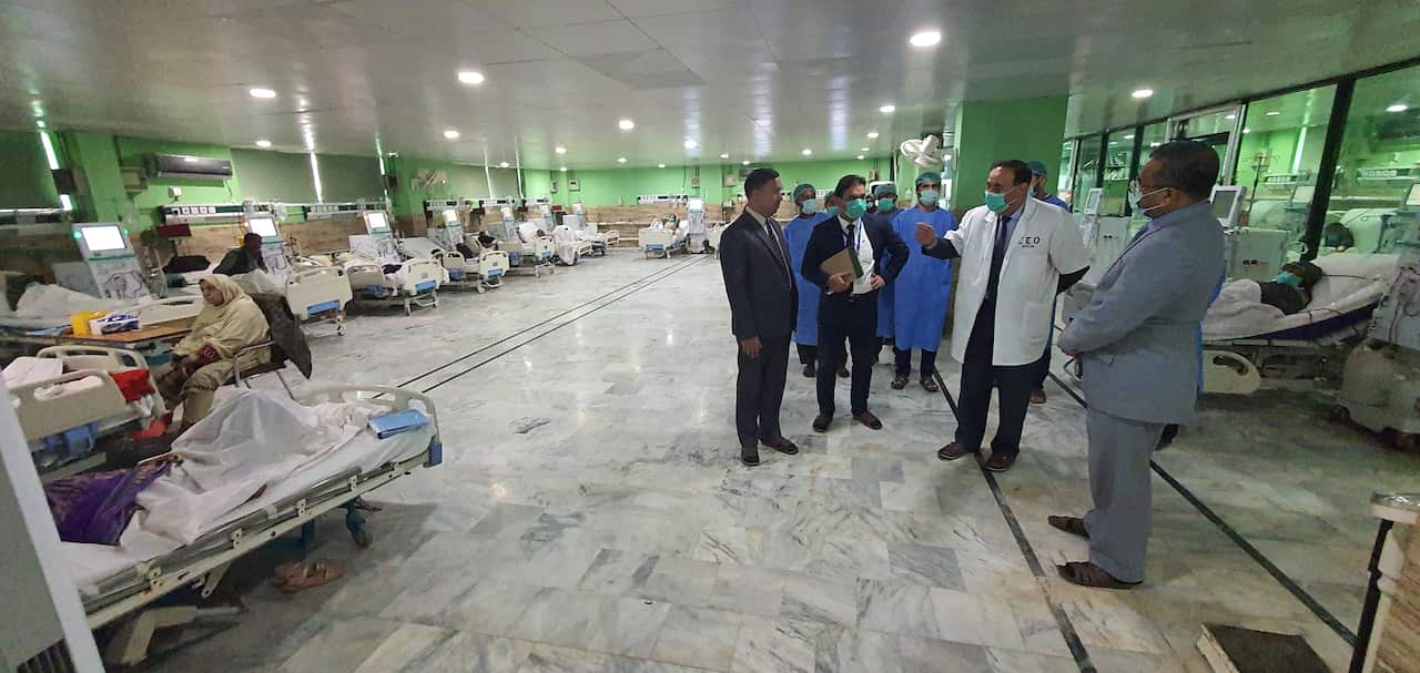 Pakistani hospital staff wear protective masks.