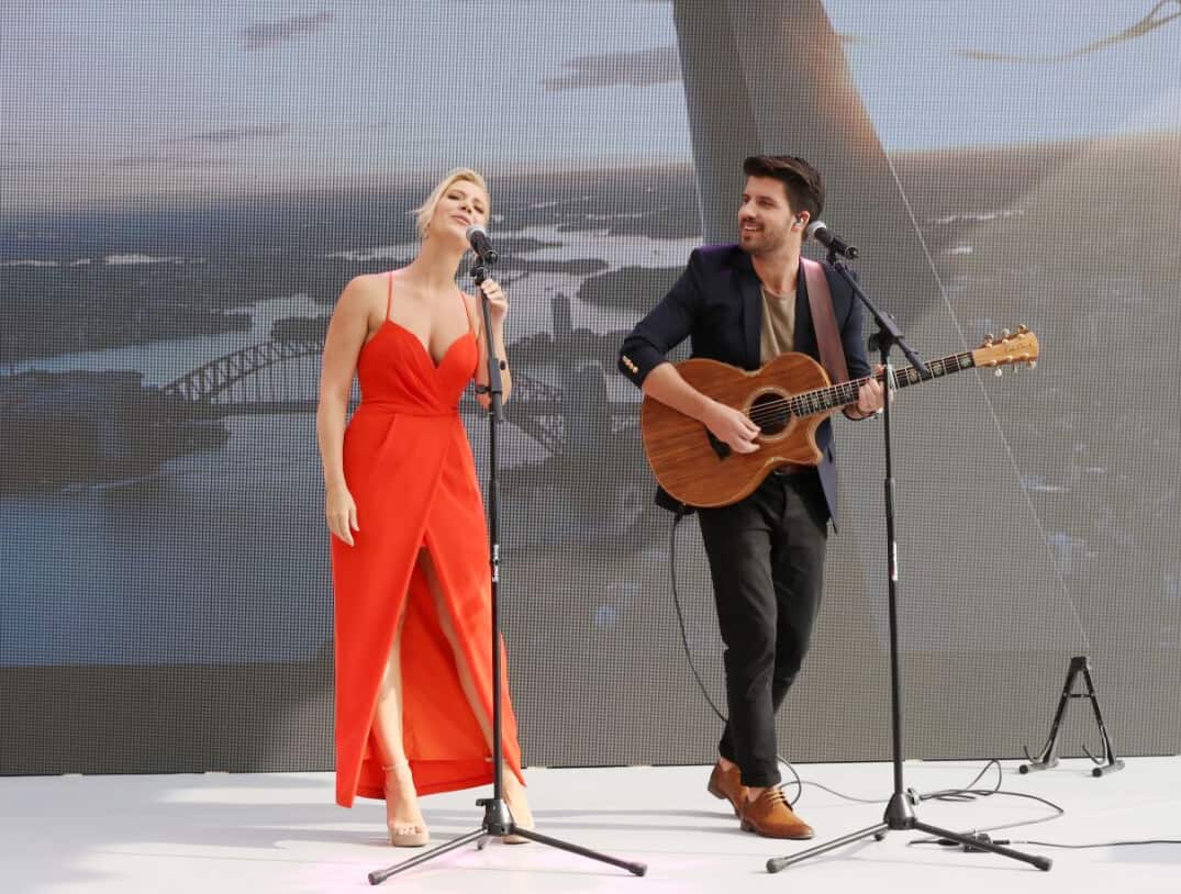 Jess Dunbar和Matt Price在宣传活动现场现唱