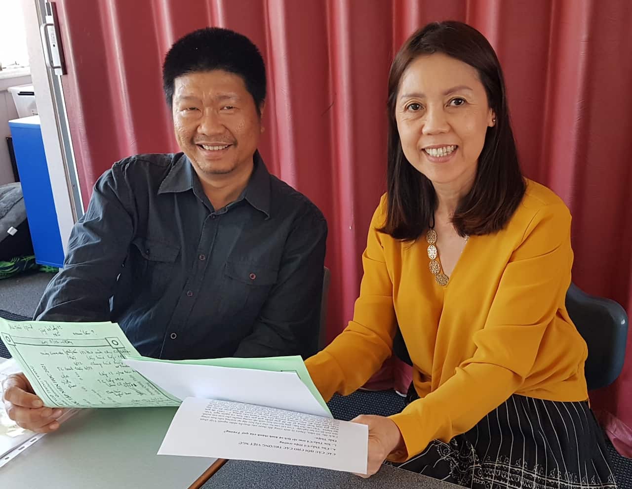 Thầy Dương Quang Thiện (Hiệu trưởng) và cô Vũ Thị Kim Dung (Thư ký)