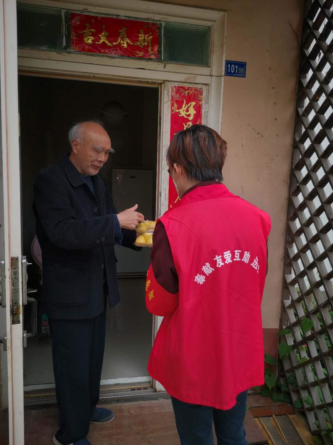 Tracy（右）在武汉做志愿者