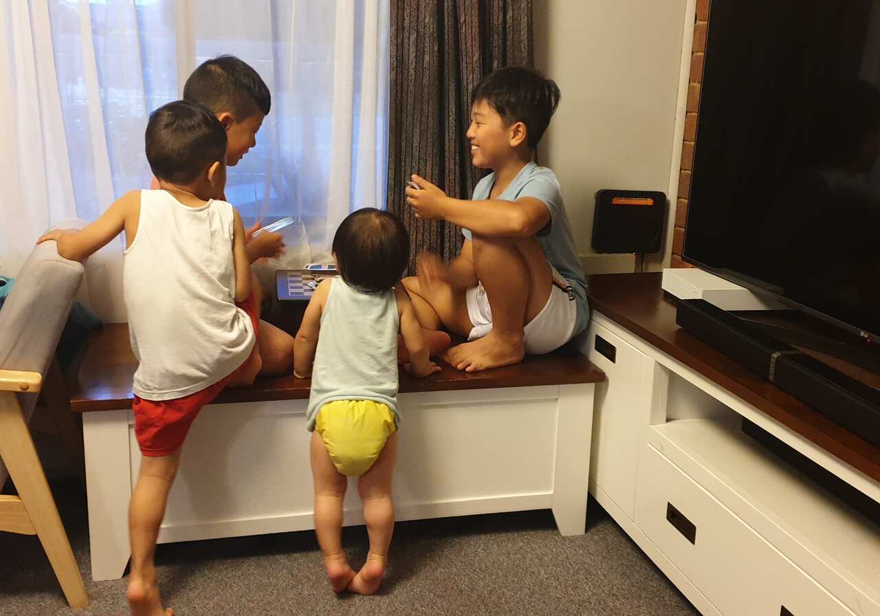 Bốn anh em Rơm, Ron, Rô và Roy.