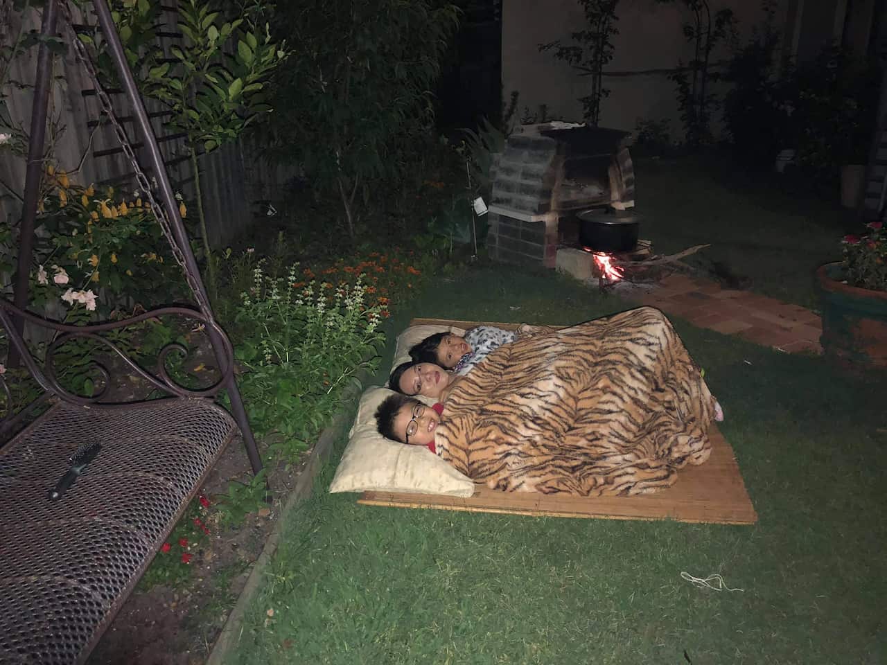 Các con cắm trại cùng mẹ chờ bánh chưng chín