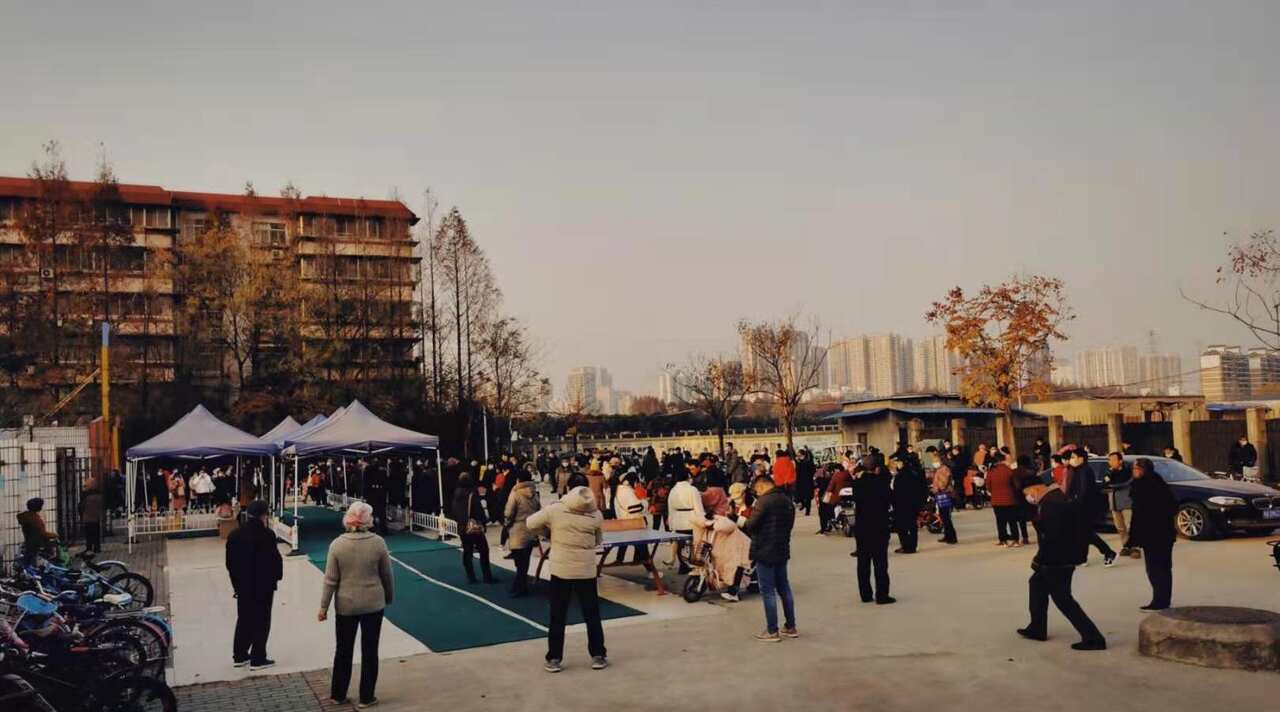 家長們在武漢一間小學門外等接子女放學