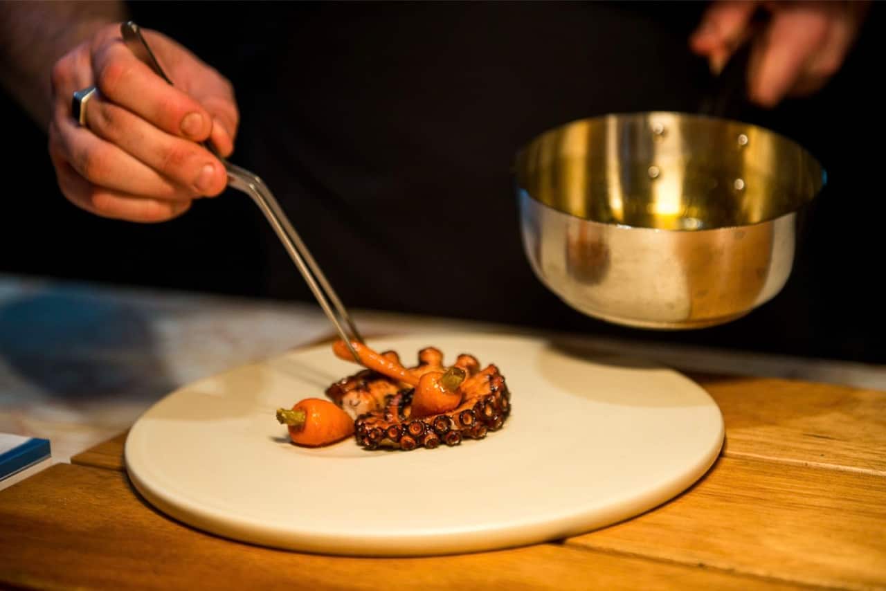 3. 体验多元文化，让策划师为您安排一场创意美食之旅。