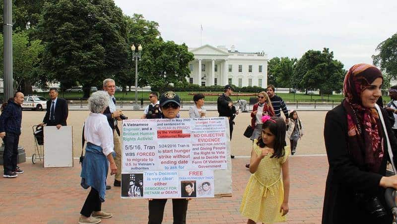 Một người Việt kêu gọi trả tự do cho Trần Huỳnh Duy Thức trước tòa Bạch Ốc 